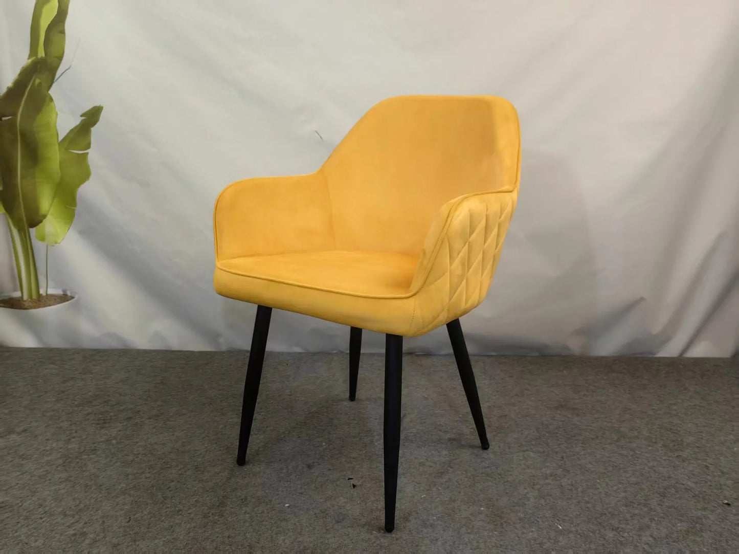 Трапезен стол Алба жълто кадифе