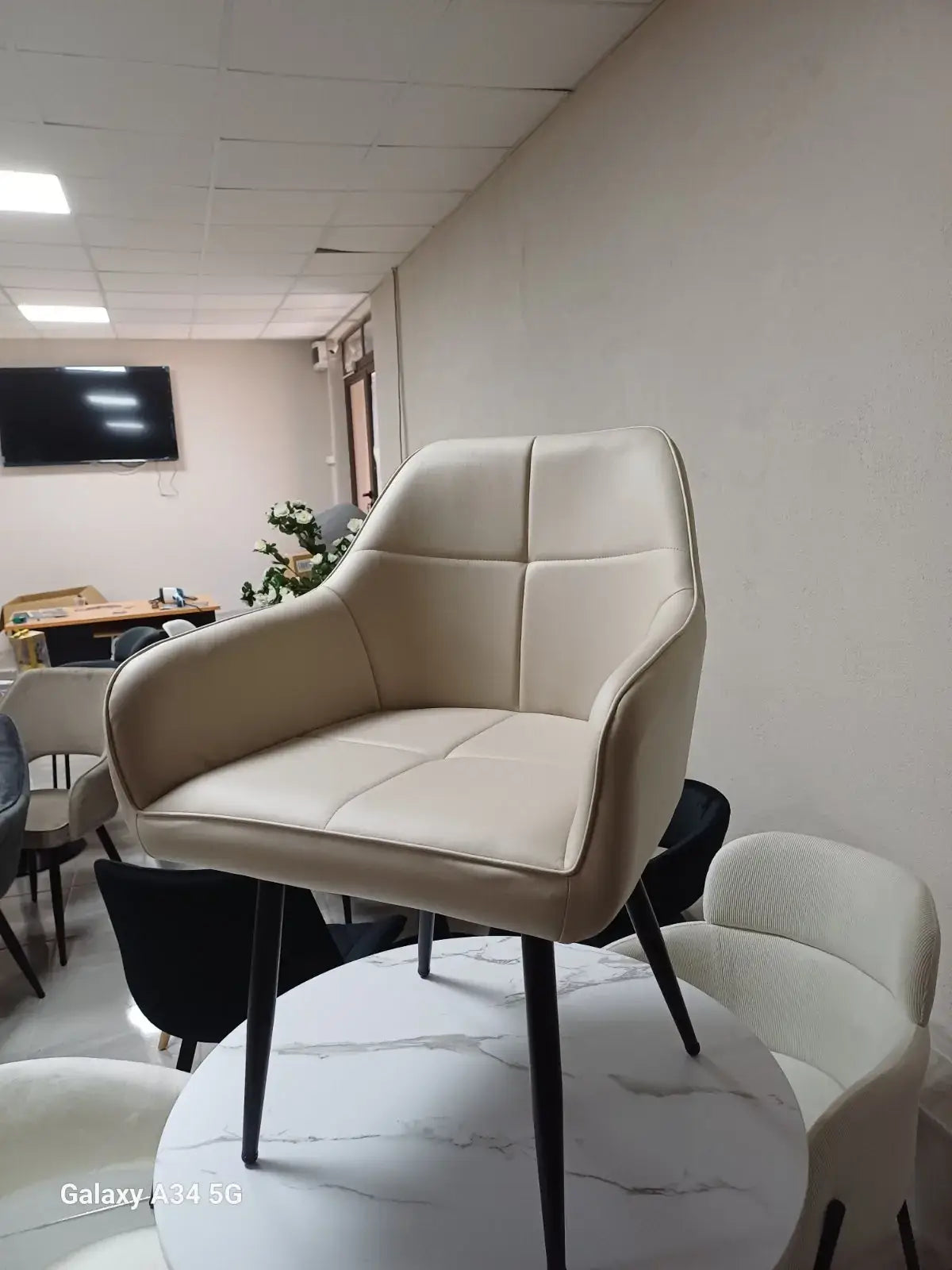 Трпезариска столица Деко модерен текстил во бежова боја