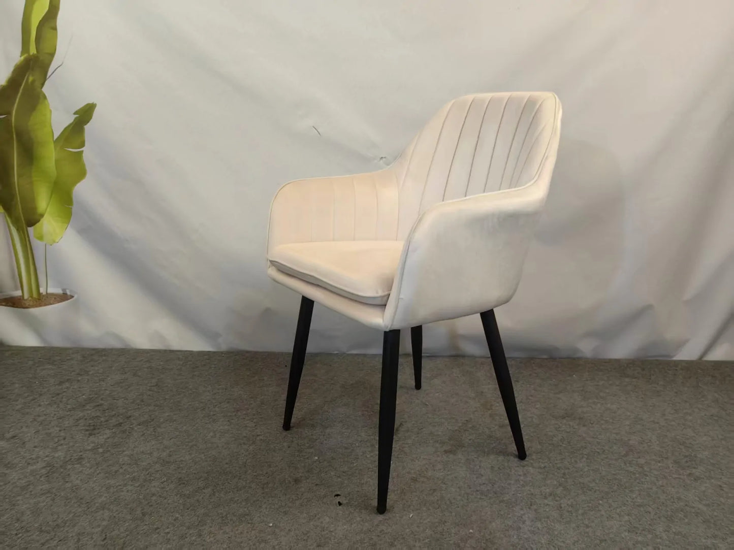 Трапезен стол ВМ313 – кадифе цвят крем