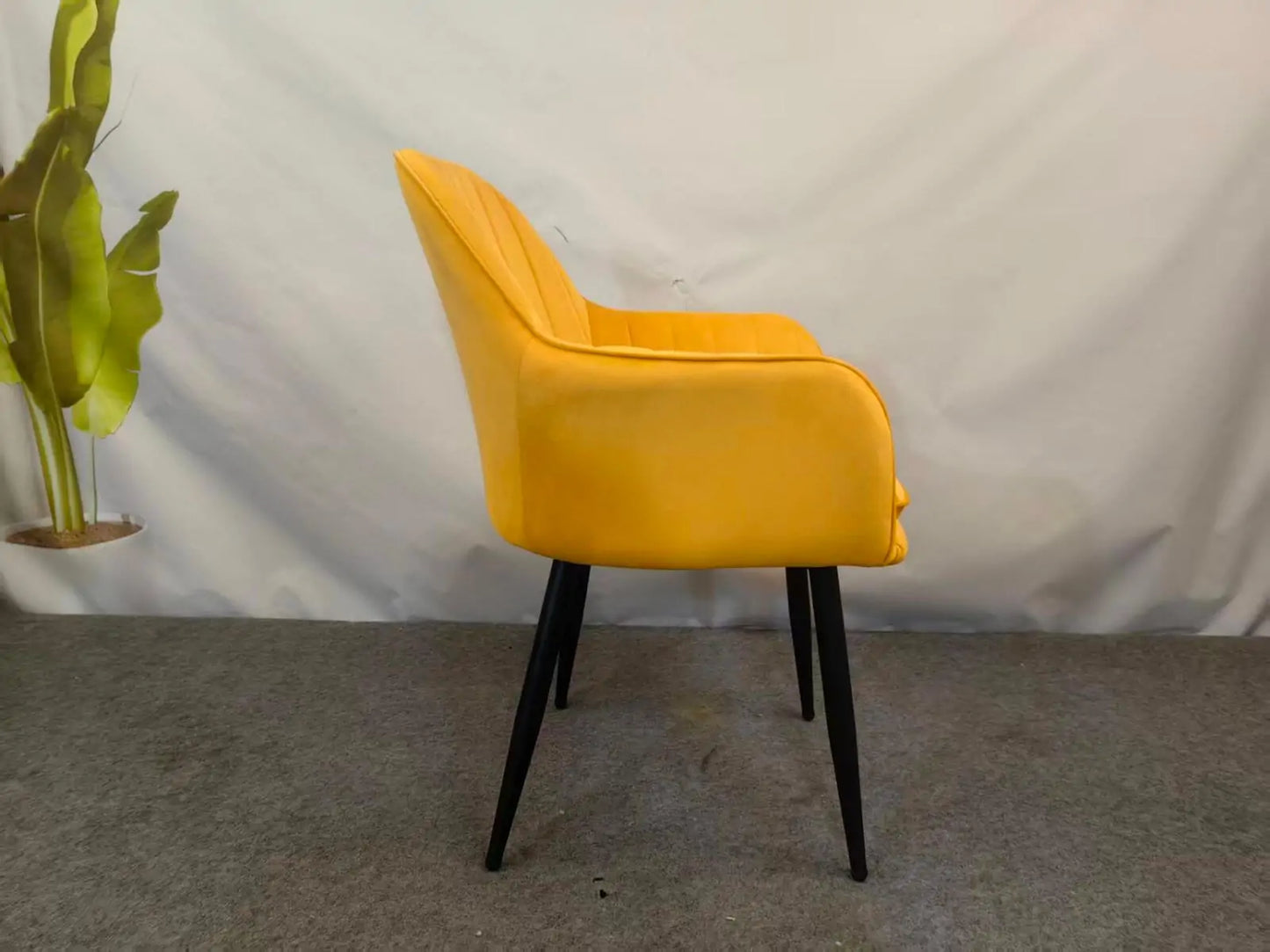 Трапезен стол ВМ313 – кадифе цвят старо злато